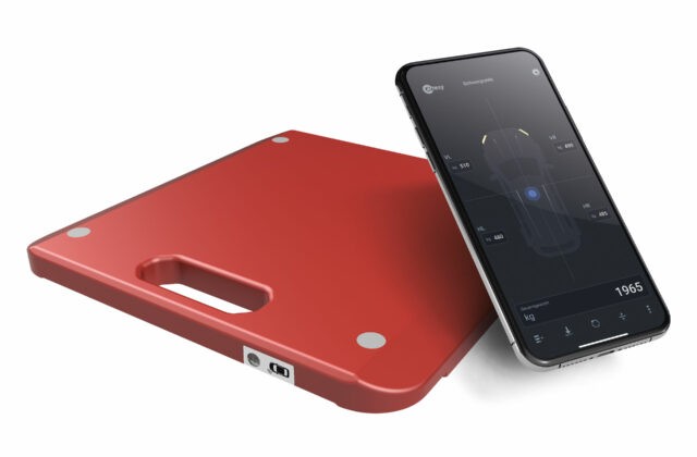 inno!weight Wägesystem rot mit Smartphone Nahaufnahme
